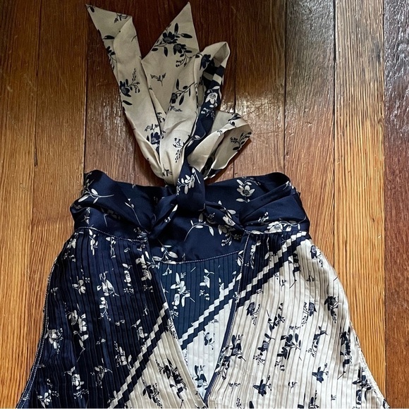 Sleeveless Top w/ Neck Tie - Picture 3 of 4